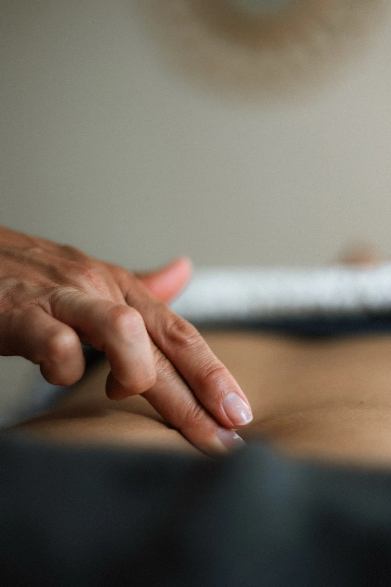 Massage du ventre Chi Nei Tsang, geste précis et délicat d'Orianne Jacob