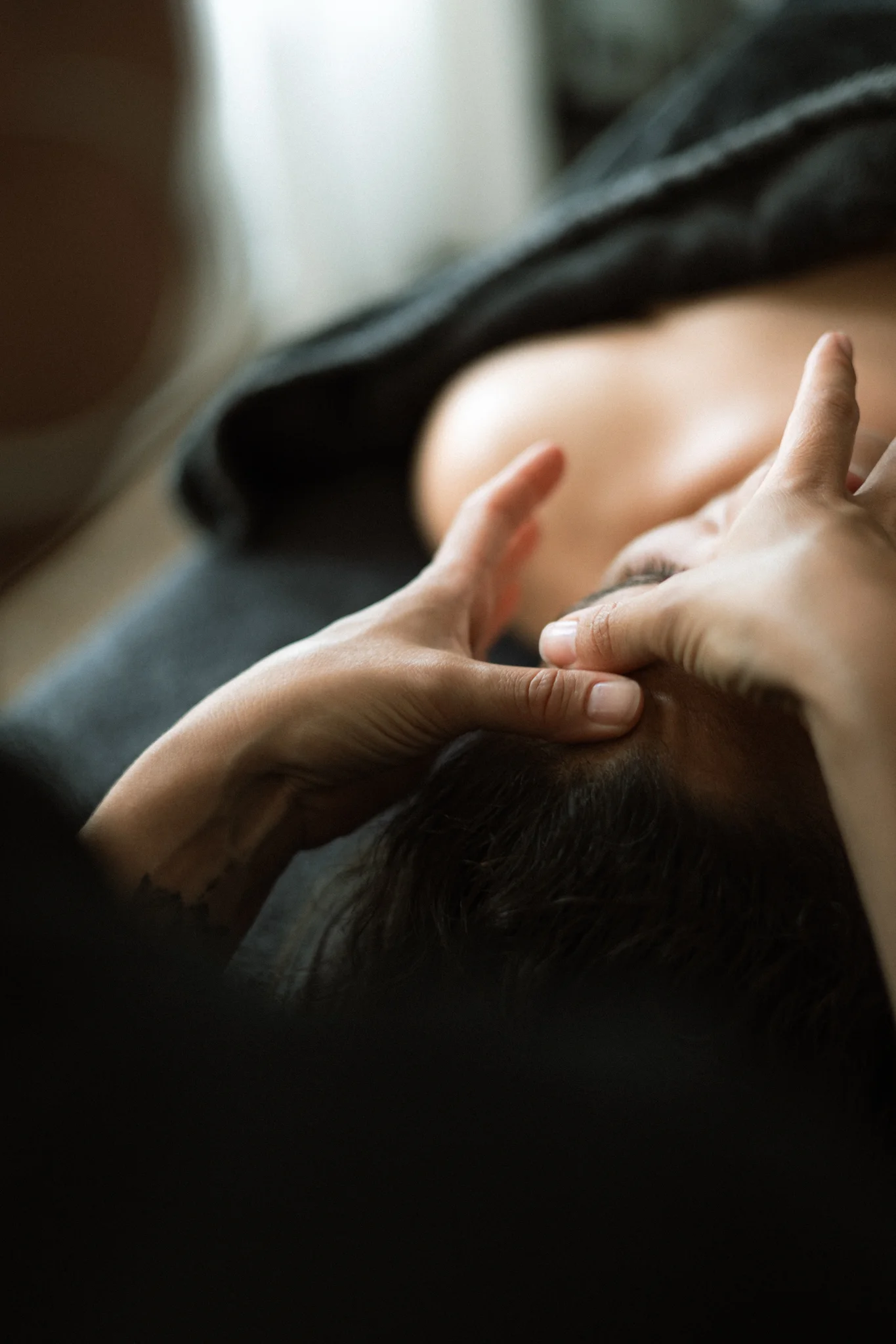 Mains d'Orianne en plein massage du visage, geste précis et délicat